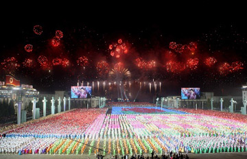 朝鲜举行建党65年晚会 近10万人参演