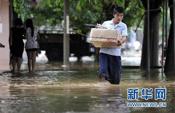 海南强降雨引发多个市县内涝