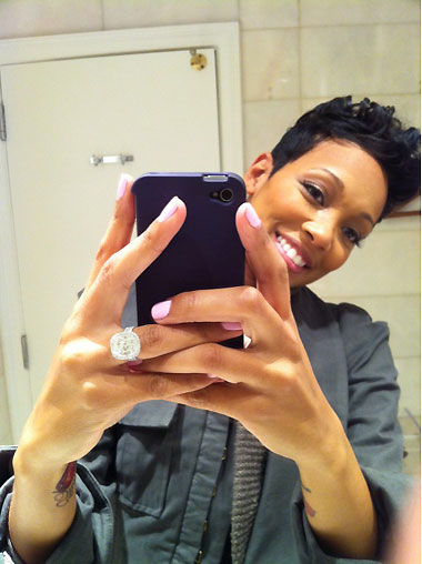 <em>香农</em>-布朗5克拉钻戒求婚成功 新娘甜蜜自拍 - 婚