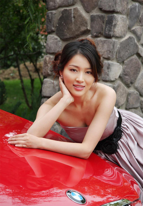 宝马车与美女的缠绵邂逅