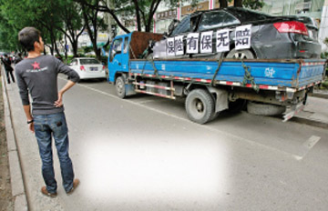 大车驮小车上街“鸣”不平