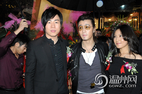 胡彦斌、许绍洋默契黑装现身温州