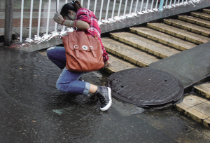首页 新闻中心 温州 社会 正文    雨天路面湿滑,一位姑娘不慎摔倒.