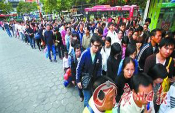 广州地铁免费首日多条线路被挤爆