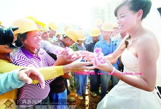 工地现场成婚礼殿堂 不后悔嫁给建筑工人