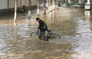 郑州自来水主管道爆裂 数十万居民停水