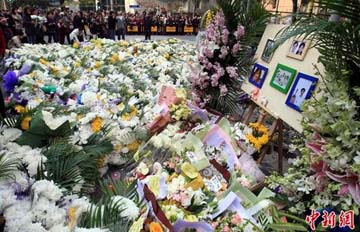 上海火灾事发地:大批市民敬献菊花