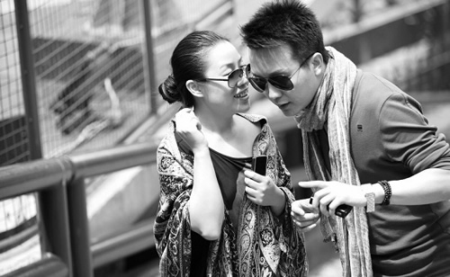 李玉刚(右)与李雨儿窃窃私语