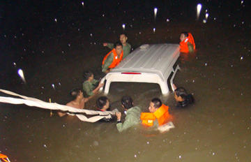 面包车“酒后”坠海 4名落水者获救