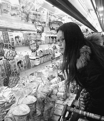 超市里“捡漏”的甄玉。 记者　王汉超摄 