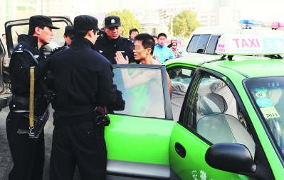 “裸男”被带出出租车 “裸男”被带出出租车