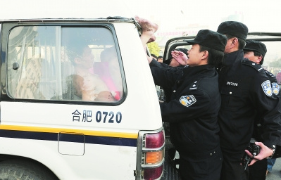 “裸男”被警方强行带走 “裸男”被警方强行带走