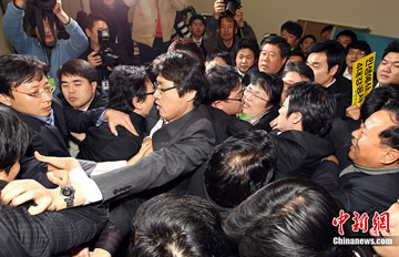组图：韩国朝野议员爆发肢体冲突