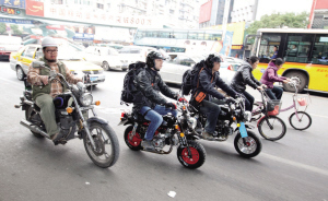 两后生骑着猴子摩托去游老挝(图)