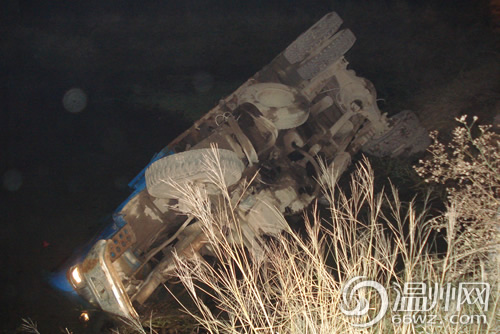 温州龙湾又发生一起车辆坠河事故 农用车司机