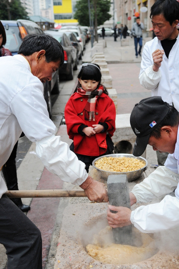 市区街头又见捣糖糕 小孩喊新鲜大人觉得怀旧_温州 捣糖糕_社会_温州