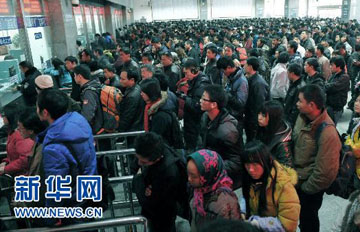 贵州:凝冻导致铁路客流激增