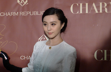 组图:范冰冰现身温州 对话超模李艾