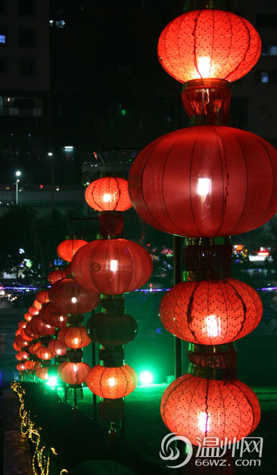 如果您走上市区街头就娜嗣衤妨脚缘氖魃,挂满了彩色的灯笼,配合上五