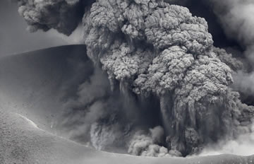 日本火山持续喷发 火山灰覆盖周边城市