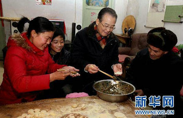 温家宝查看旱情 与村民一起包饺子