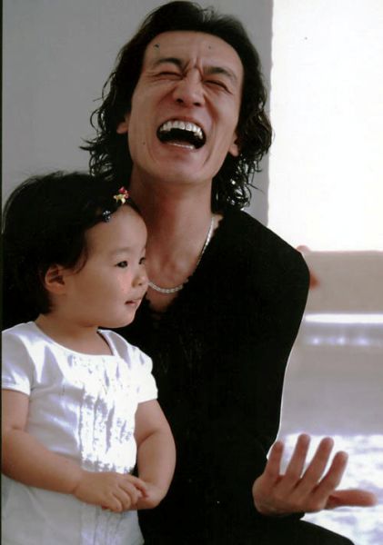 李咏微博曝与爱女<em>家居</em>照 <em>父女</em>乐享天伦,明星 家