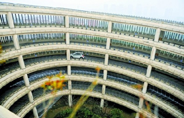 杭州最晕停车场吓坏新手 坡道长又陡