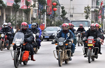 江西农民工骑摩托车千里返城务工