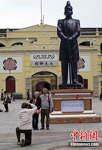 图孙中山戎装像亮相广州大元帅府