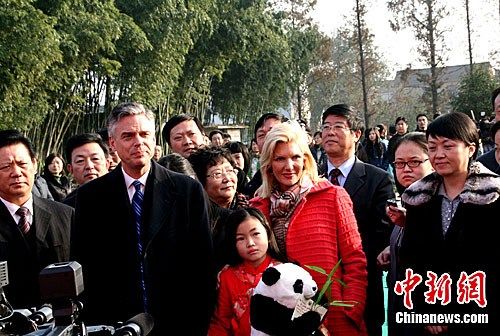 美国驻华大使:中国女儿扬州寻根令他感动难忘