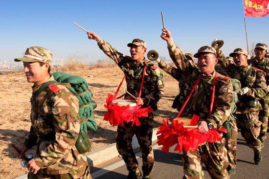 锤炼战斗作风 武警青岛支队组织新兵沿海拉练
