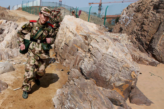 锤炼战斗作风 武警青岛支队组织新兵沿海拉练