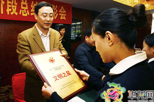 25名餐饮服务员用微笑收获荣誉 每天上班要背