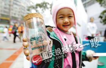 二十名小学生重庆闹市叫卖空气