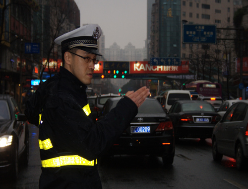 早晚高峰,十名交警七名上路值勤 消除交通隐患-温州网