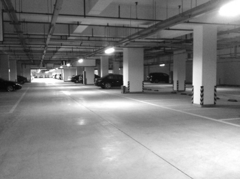 下车库空荡路边停满 市民称火车南站停车费太