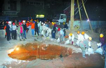 深圳地铁出口地面坍塌出现5米深坑
