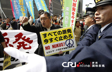 日本举行反核电站游行 警民冲突