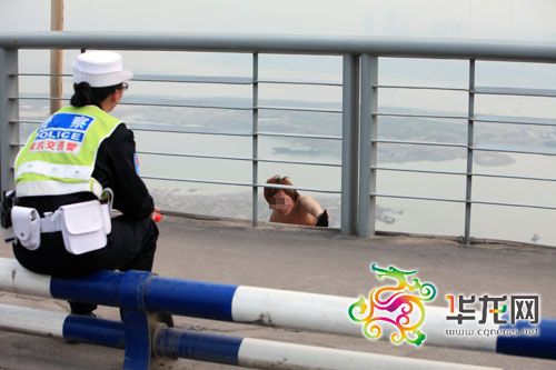警察耐心劝说跳桥女子 记者 李文科 摄