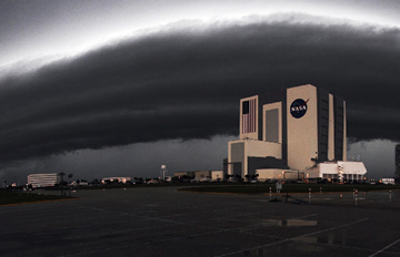 美国肯尼迪宇航中心天空现怪云