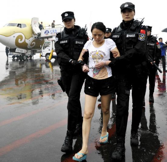 重庆警方 跨国追捕  女黑老大被引渡回国(图)_国