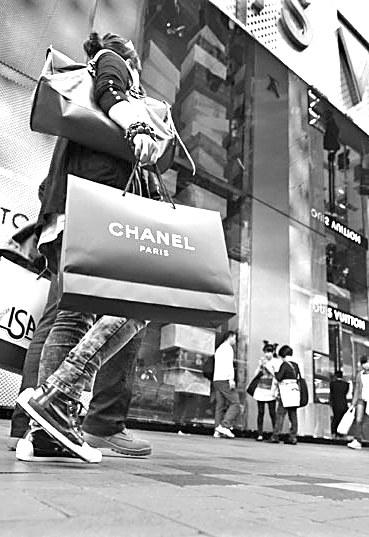 中国奢侈品销售增长高居不下 分析称因炫富心