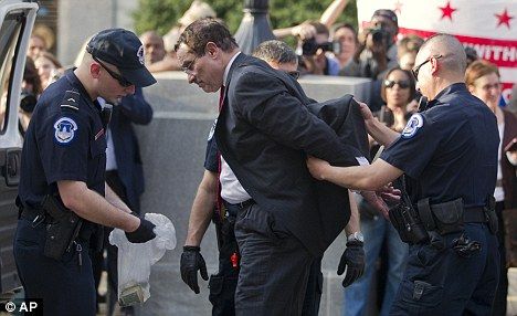 美华盛顿市长因在国会抗议政府预算案而被捕(图)