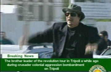 组图：卡扎菲乘车巡游的黎波里