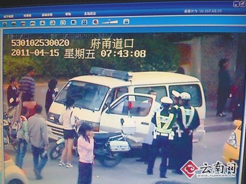 昆明3名<em>男子</em>假扮<em>医生</em>开救护车绑架<em>女</em>老板(图)