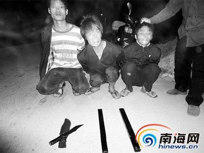 16岁少年因没钱请女友吃喝玩乐持刀抢劫被抓(图)