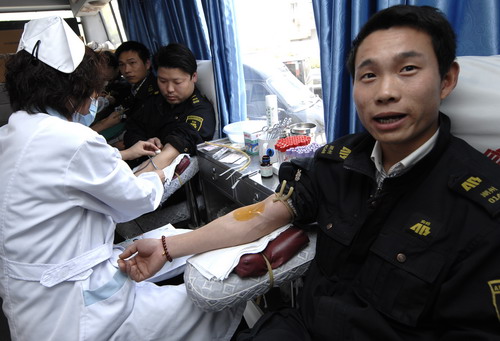 湖州市安邦护卫50多名员工踊跃义务献血_安邦