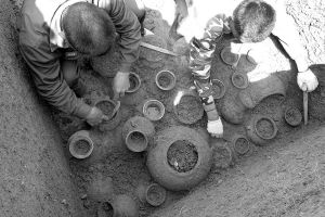 龙游马报桥发掘一汉代古墓 28只陶罐和瓷罐保存完好