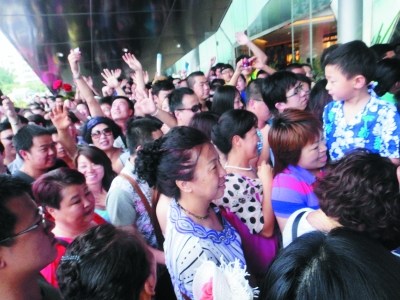 三亚免税店掀抢购潮 记者支招:提前踩点轮流排队