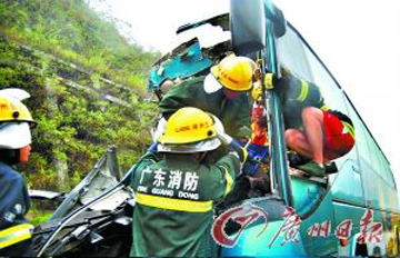 深圳一旅游大巴追尾造1死3伤